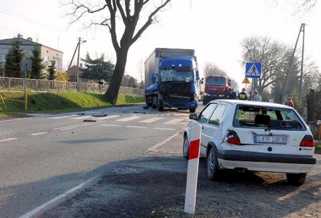 Zderzenie dwóch ciężarówek i osobówki w Spławach: Jedna osoba ranna