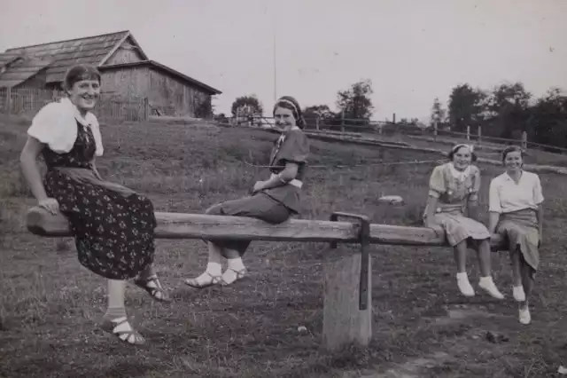 Irena Błaż (z lewej) - córka słynnego fotografa z Worochty Adolfa Błaża, zamordowanego przez Sowietów w Stanisławowie, oraz jej przyjaciółka Bronisława Rozumek (z prawej) - córka kierownika tartaku w Worochcie, dziś mieszkanka Opola, rok 1936.