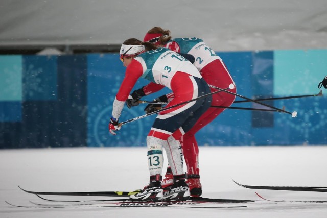 Pjongczang 2018. Kluczowy moment w biegu Justyny Kowalczyk - spięcię z Ingvild Flugstad Oestberg