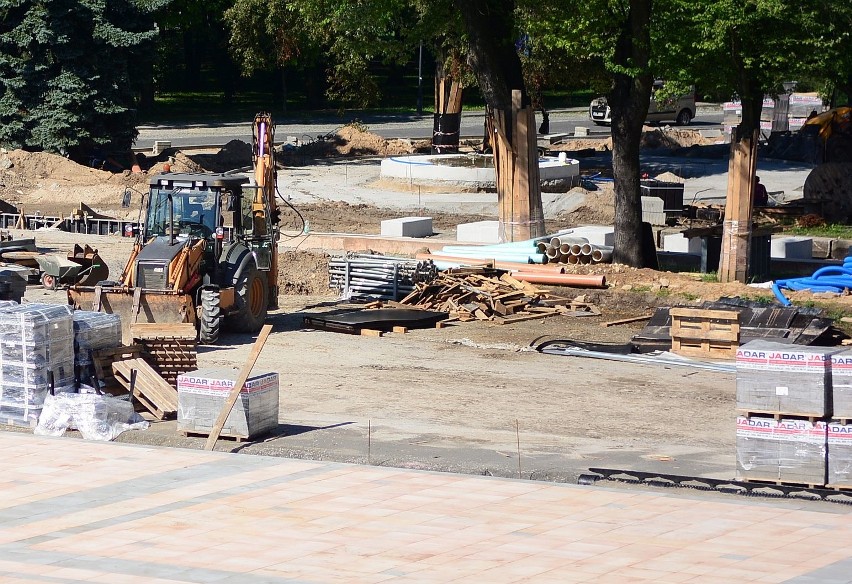 Na placu Jagiellońskim w Radomiu obecnie trwają prace nad...