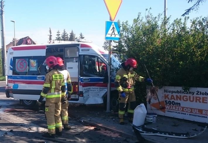 Zderzenie karetki pogotowia i samochodu dostawczego w Opolu.