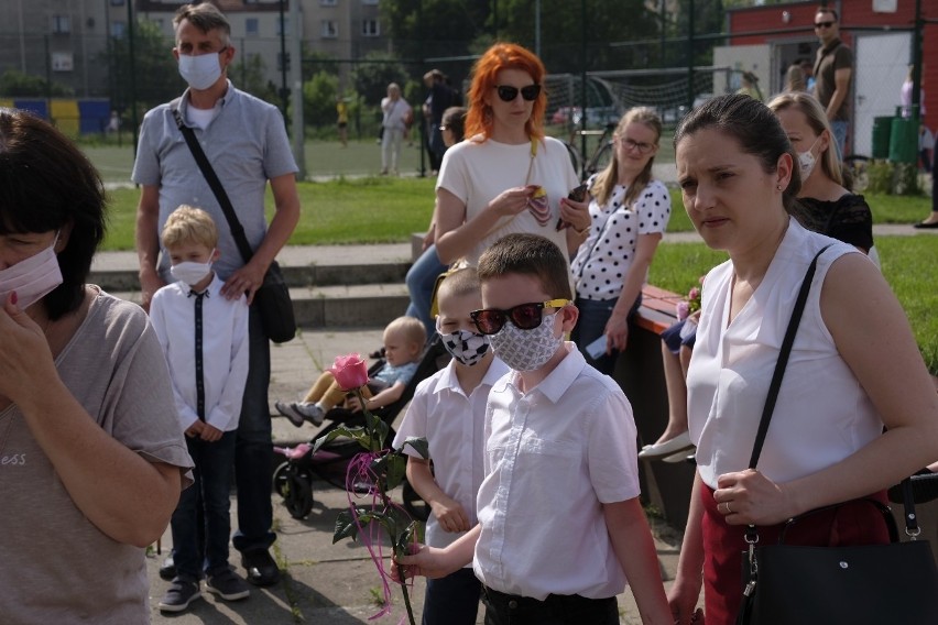 Chociaż oficjalne zakończenie roku szkolnego przypada w...