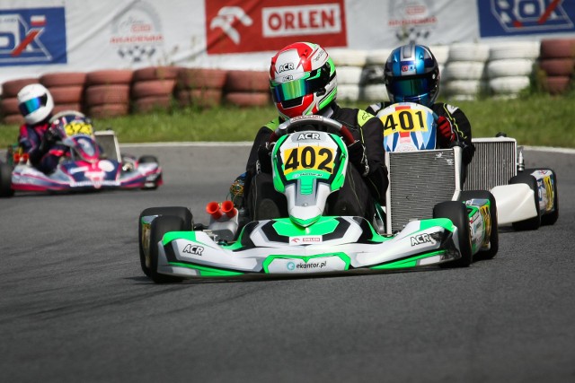 Uczestnicy tegorocznej serii Rok Cup Poland tym razem spotkali się na torze Wallrav Race Center w Starym Kisielinie koło Zielonej Góry. Piąta runda najliczniejszych rozgrywek kartingowych w naszym kraju przebiegała pod znakiem ciekawych pojedynków i anomalii pogodowych, które utrudniały zawodnikom jazdę zwłaszcza podczas wyścigów kwalifikacyjnych.Fot. Media4U