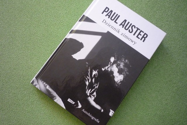 Autobiografie nierzadko charakteryzują  się autokreacją i próbą wybielania się w oczach innych. Paul Auster napisał coś zupełnie innego - antybiografię. Szczerze i bezpośrednio dokonuje wiwisekcji.