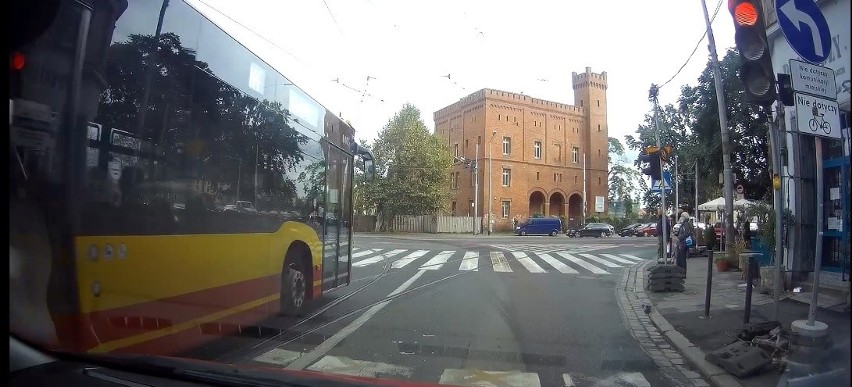 Autobus MPK wjeżdża na skrzyżowanie na czerwonym świetle [ZOBACZ FILM]