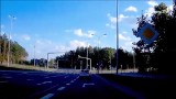 Policjantka wyprzedza radiowozem na przejściu dla pieszych i przejeżdża na późnym żółtym (czerwonym?) świetle (wideo)
