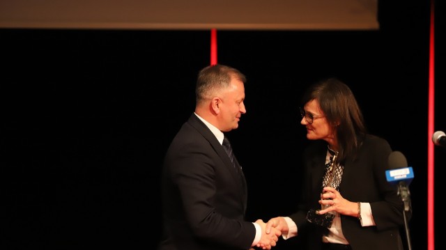 Burmistrz Połańca, Jacek Nowak odbiera nagrodę od Agnieszki Czechowskiej-Skóry z Fundacji Rozwoju Demokracji Lokalnej imienia Jerzego Regulskiego.