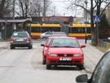 Przez zaparkowane auta ulicą Poprzeczną w Kielcach trudno przejechać 