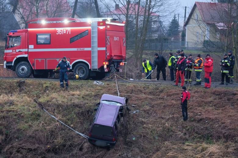 Strażacy wydobyli z Wisłoka w Tryńczy samochód, którym miały jechać zaginione nastolatki