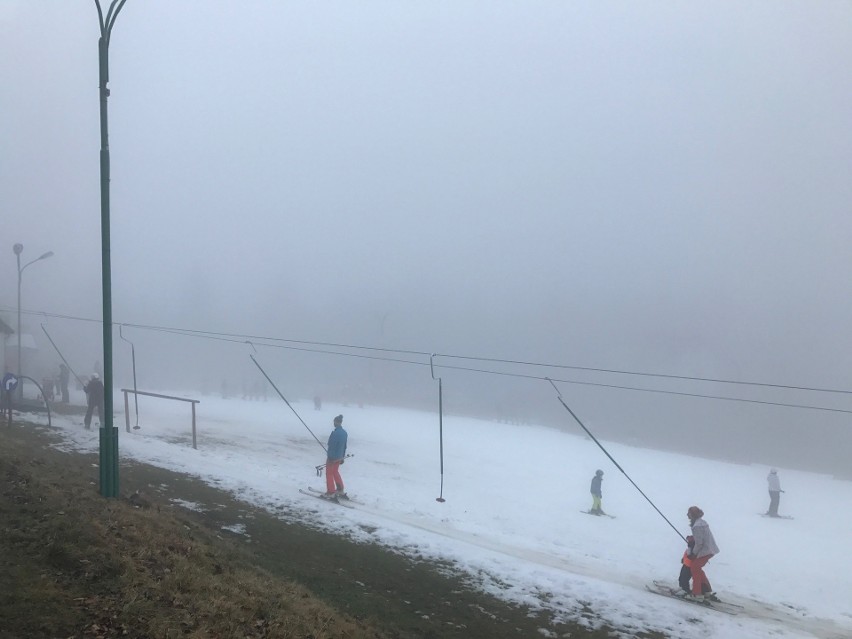 Sezon narciarski w Beskidach 2018/2019 rozpoczęty. Na Białym Krzyżu już jeżdżą na nartach ZDJĘCIA