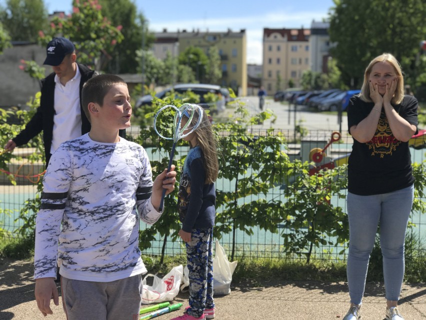 Dzień Dziecka przy ulicy Długiej w Słupsku. Impreza Wychowawców Placówki Wsparcia Dziennego „Dom Sąsiedzki” i Fundacji "Razem”