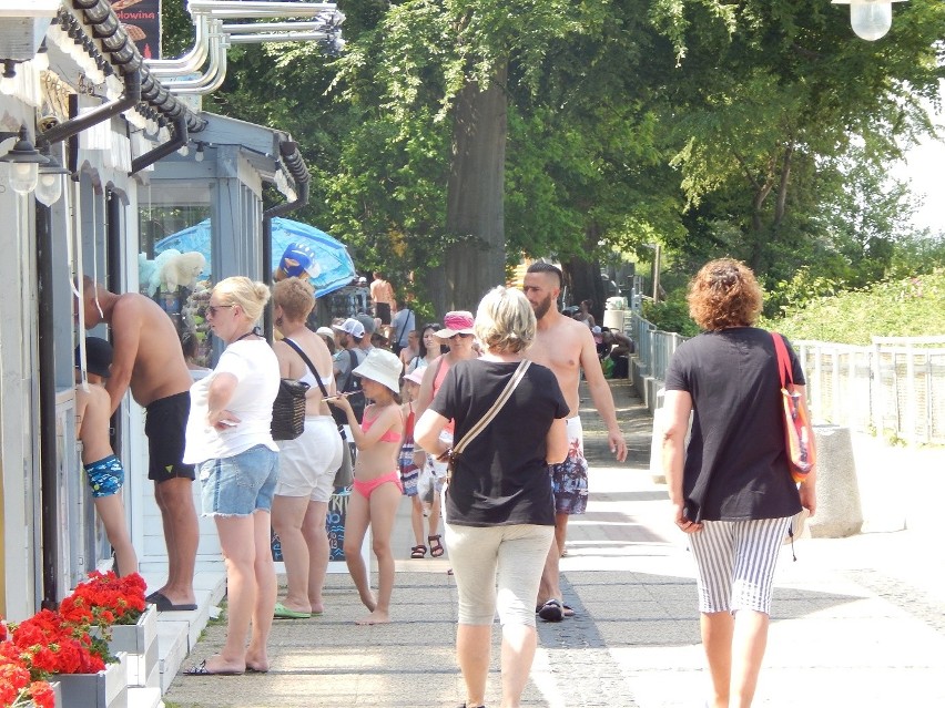 Upalna pogoda przyciągnęła tłumy plażowiczów do Ustki