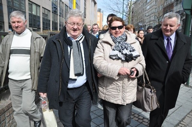 Grażyna Michałowska oraz Ryszard Kuśnierz (pierwszy z lewej) podczas spaceru z europosłem Czesławem Siekierskim (drugi z lewej) ulicami wokół Parlamentu Europejskiego.
