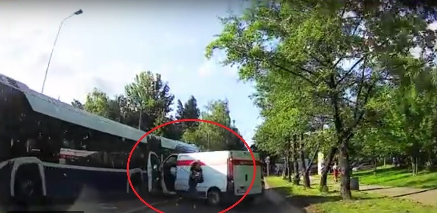 Kraków. Bus Poczty Polskiej wjechał w autobus. Kierowca i pasażer uciekli z miejsca wypadku