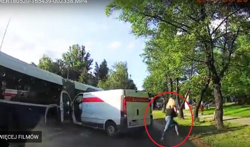 Kraków. Bus Poczty Polskiej wjechał w autobus. Kierowca i pasażer uciekli z miejsca wypadku