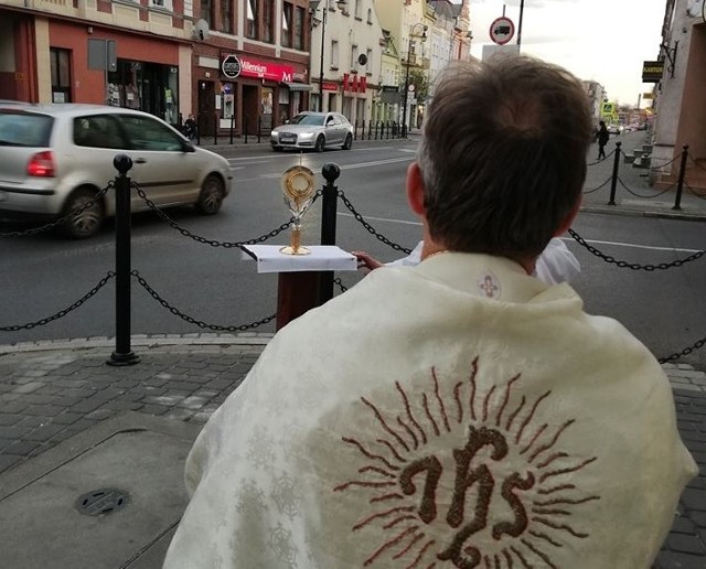 Ksiądz Andrzej Oczachowski, proboszcz parafii pw. św. Michała Archanioła w Nowej Soli błogosławi miasto Najświętszym Sakramentem