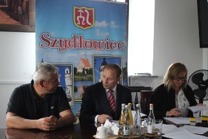 Burmistrz Artur Ludew (w środku) podpisał umowę z wykonawcą robót przy pomiędzy ulicą Narutowicza i Sportową.