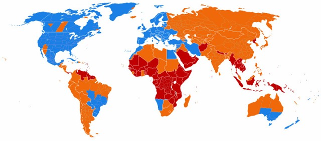 Na niebiesko kraje, które wprowadzają czas letni, na pomarańczowo te, w których kiedyś wprowadzano, ale dziś już się z tego nie korzysta; na czerwono - nigdy nie wprowadzały czasu letniego.