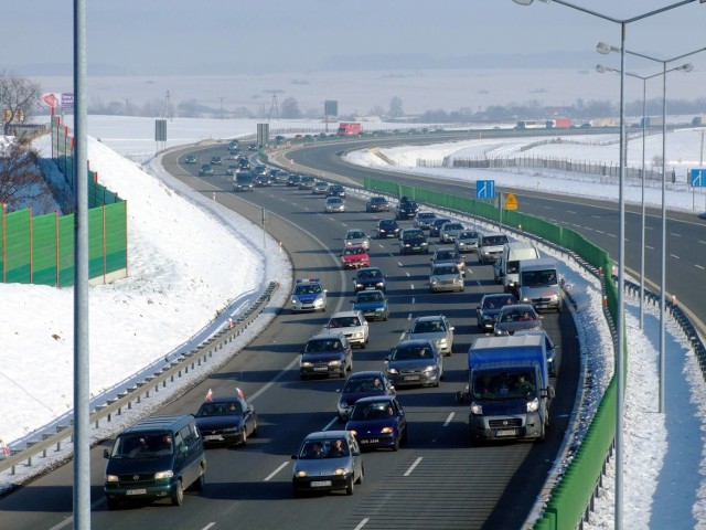 Kierowcy ze Strzelec Opolskich i Krapkowic zablokowali A4 w proteście przeciwko wysokim cenom paliw. Ok. 300 samochodów jechało z prędkością 40 km/h. W styczniu firma Coroplast kupiła w Strzelcach grunty o powierzchni 5,9 ha. Planuje tam wybudować fabrykę.