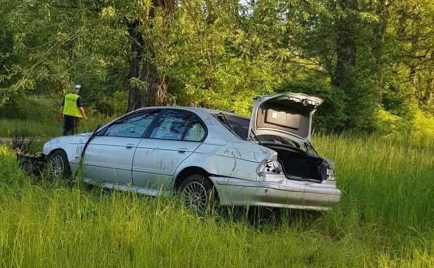 Wypadek pod Stargardem. BMW dachowało, kierowca wypadł 