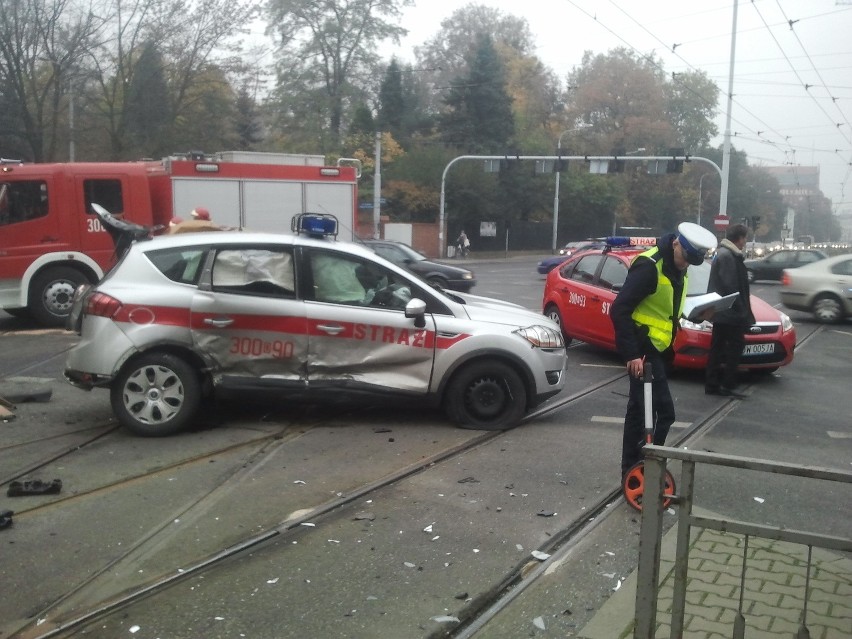 Wrocław: Kobieta wjechała w samochód straży. Strażak jest ranny (ZDJĘCIA)