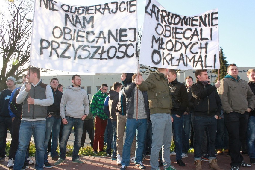 Absolwenci klas górniczych pikietowali przed siedzibą JSW.