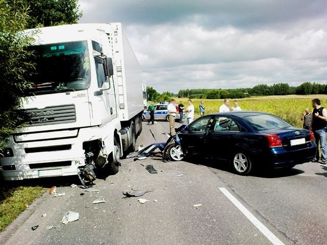 Proboszcz zasłabł za kierownicą! Jego samochód uderzył w nadjeżdżającą ciężarówkę&#8230; Obejrzyj zdjęcia