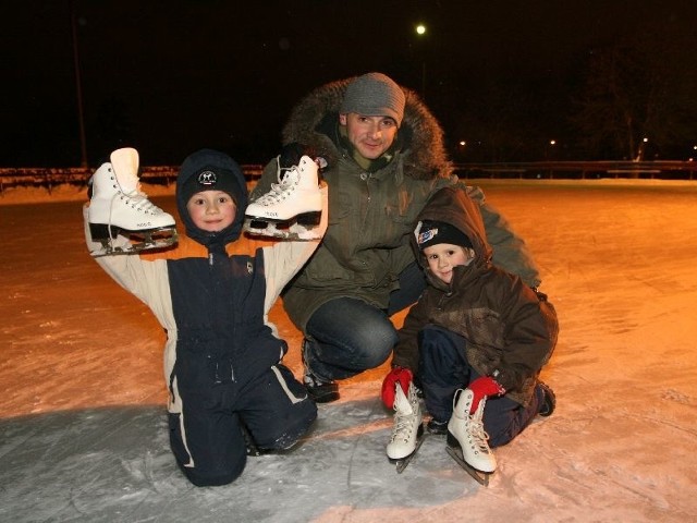 Kielczanie Wiktor i Aleksander z tatą Marcinem Czekajem na lodowisku przy ulicy Szczecińskiej w Kielcach.