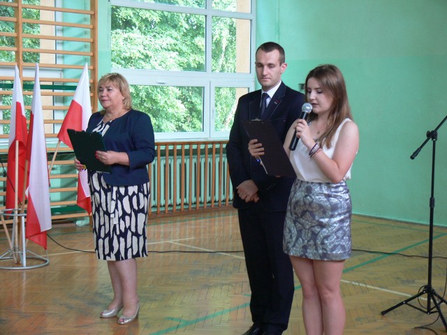 Ponad  80 uczniów powitało wakacje w Zespole Szkół Centrum Kształcenia Rolniczego w Sandomierzu. Najlepszym uczniom gratulowała dyrektor Alicja Szatan.