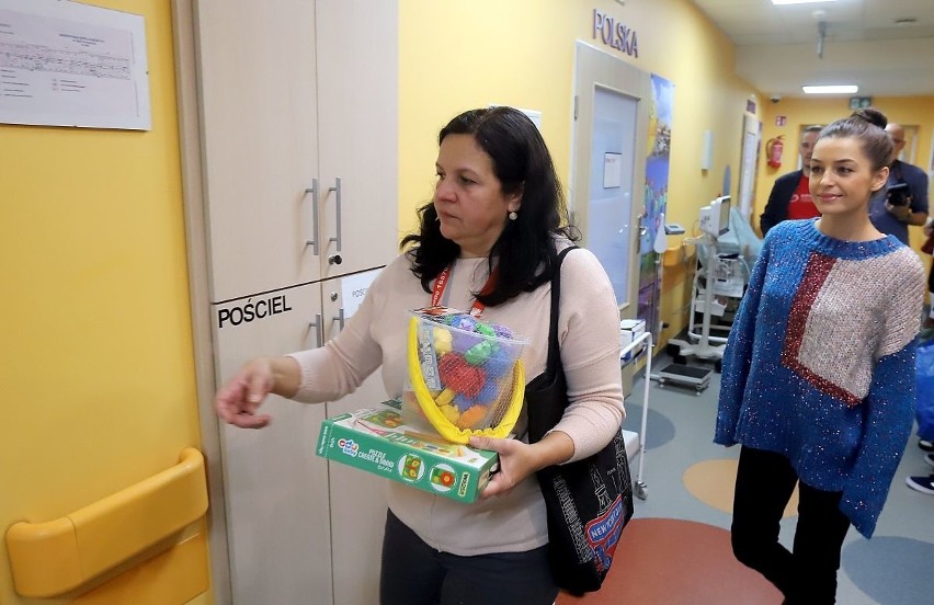Znana aktorka odwiedziła w szpitalu dziecięcym przy ul. Spornej chorych pacjentów i rozdawała im prezenty