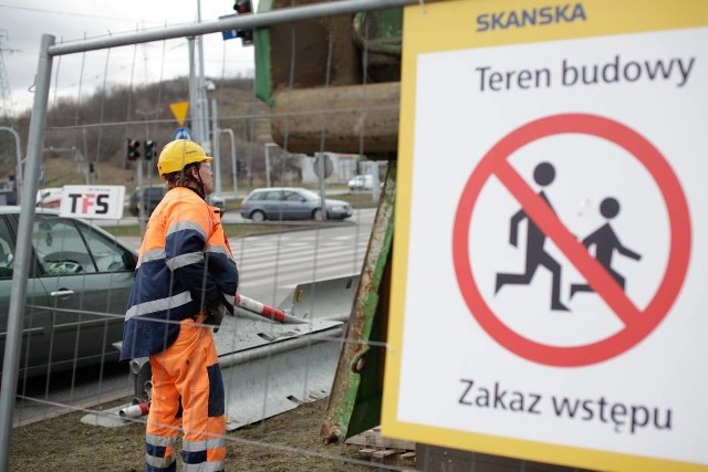 Rondo Toruńskie	Od soboty trwa tutaj remont przejazdów tramwajowych od strony Mostu Pomorskiego: prace prowadzone w dwóch podetapach z zamknięciem jednej strony jezdni. W tym czasie cały ruch tramwajowy od strony Łęgnowa i z górnego tarasu miasta będzie czasowo skierowany przez Babią Wieś, a funkcjonowanie linii tramwajowej nr 7 zostanie na czas prowadzonych prac wstrzymane. Przy rondzie mogą powstawać spore utrudnienia w ruchu dla kierowców. Pierwsza część remontu potrwa do 27 maja, a druga do 31 sierpnia.