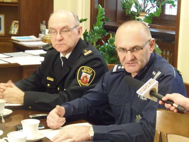 Mł. insp. Wiesław Dziadkowiec (z prawej), Pierwszy zastępca komendanta miejskiego policji, podkreśla, że dla piratów drogowych, którzy dopuszczają się poważnych przewinień, żadnego pobłażania nie będzie