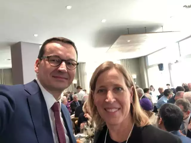 Premier Polski Mateusz Morawiecki i szefowa YouTube Susan W&oacute;jciki - oboje mają korzenie w Świętokrzyskiem.