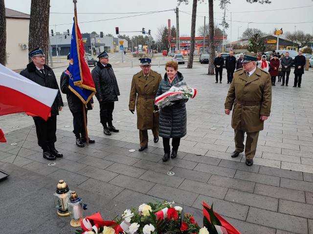 Uczestnicy uroczystości złożyli kwiaty pod pomnikiem Niepodległości.