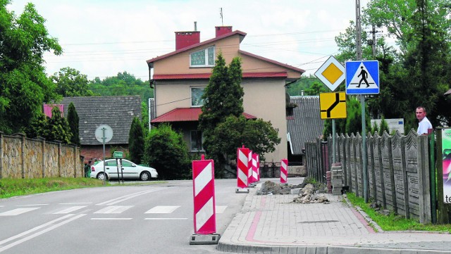 Budowa chodnika wzdłuż drogi powiatowej w miejscowości  Chmielów to inwestycja, która poprawi bezpieczeństwo pieszych.