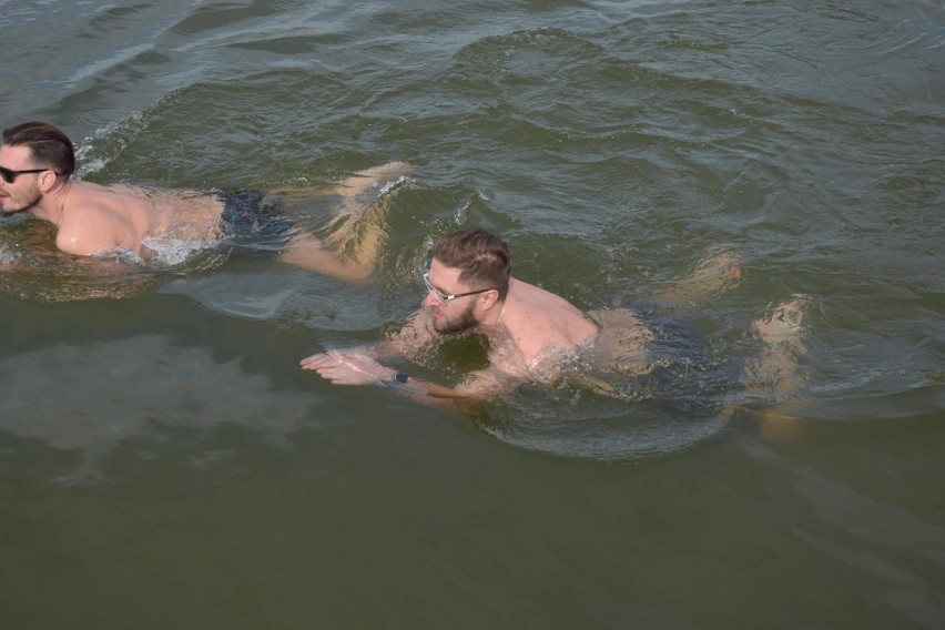 Opole: Pływanie w lodowatej wodzie im niestraszne. Przyszło 50 śmiałków! Zobacz galerię