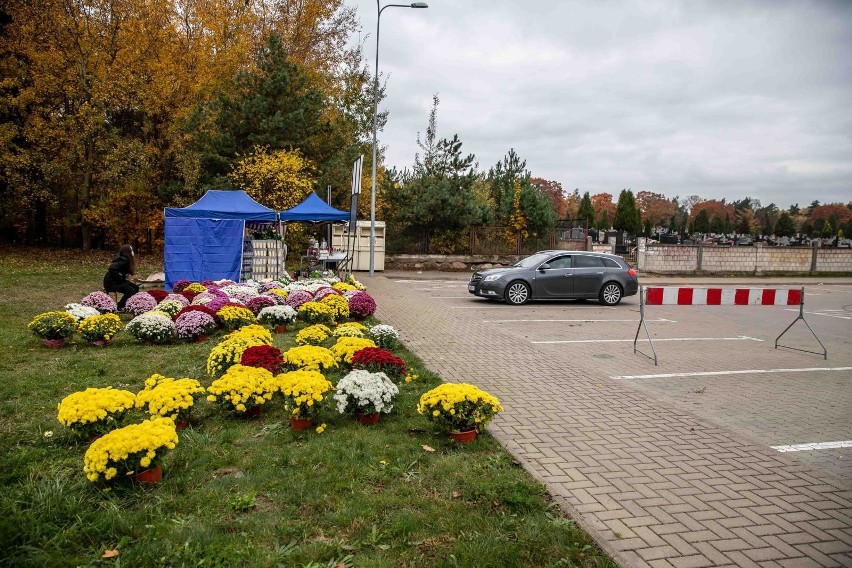 31.10.2020. teren przed jednym z białostockich cmentarzy