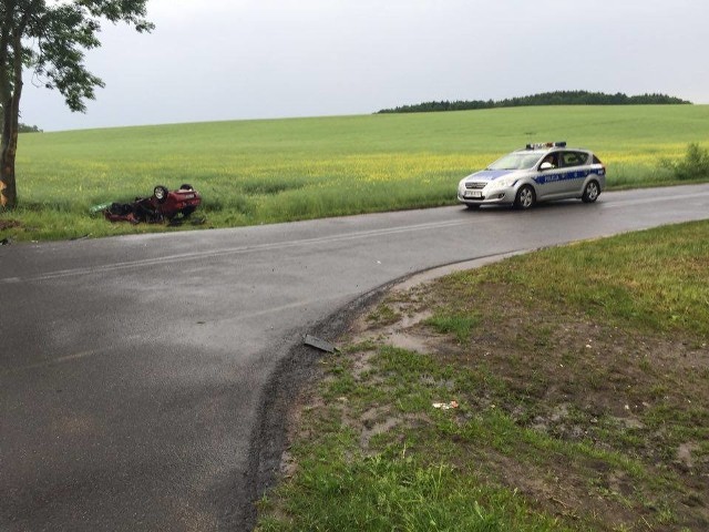 Do wypadku doszło o godz. 15.18 na drodze pomiędzy miejscowościami Trzygłów – Rzęsin.Jedna osoba poniosła śmierć na miejscu a trzy został ciężko ranne.