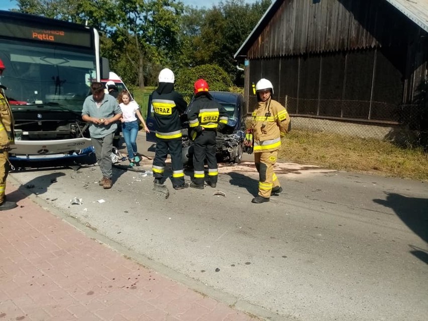 Zderzenie autobusu z autem osobowym w podkrakowskich Będkowicach [ZDJĘCIA]