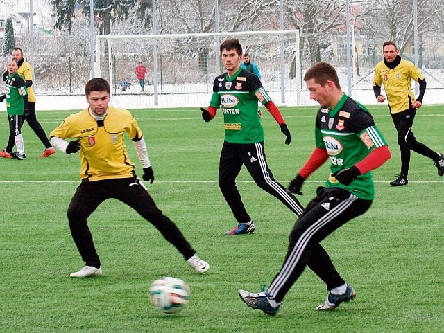 Paweł Iwanicki (z prawej - przy piłce) strzelił brodniczanom w sobotnim sparingu dwa gole.