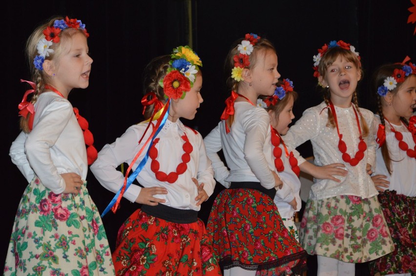 Przedszkolaki z Ostrowca śpiewały i tańczyły dla Niepodległej [ZDJĘCIA]