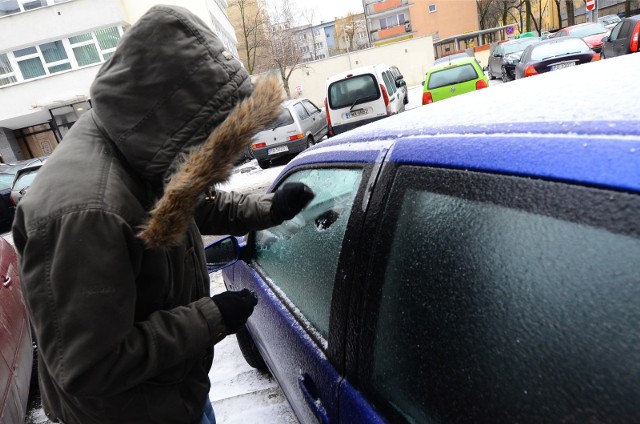 20.01.2014 poznan pm gololedz skrobanie szyb mroz. glos wielkopolski. fot. pawel miecznik/polskapresse