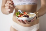 Tak jedzenie jogurtu pomaga najszybciej schudnąć. Ten sposób spożywania jogurtów prowadzi do utraty wagi [22.05.2022 r.]