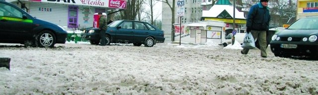 Plac przy dworcu dzierżawi od PKP spółka PKS i to ona odpowiada za porządek w tym miejscu. W piątek zalegała tam gruba warstwa śniegu i pośniegowego błota.