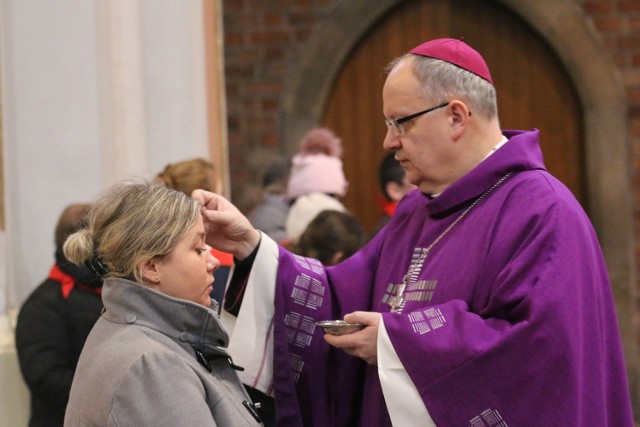 Dziś w katedrze opolskiej posypywał głowy popiołem bp Andrzej Czaja. Ten wielkopostny zwyczaj sięga XI wieku.