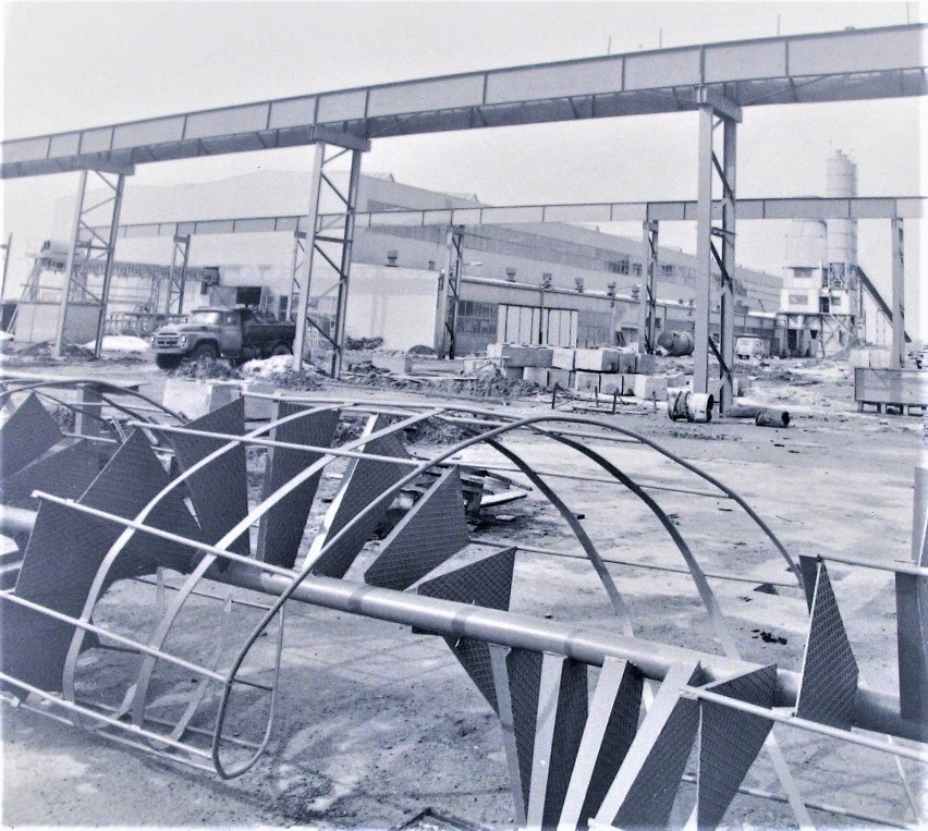 Budowa słupskiej fabryki domów FD-3 widziana wiosną 1979...
