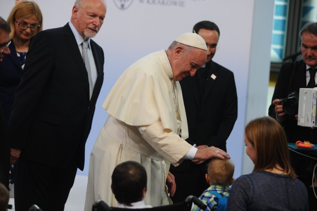 Papież Franciszek zniósł tajemnice papieską dotyczącą pedofilii wśród księży