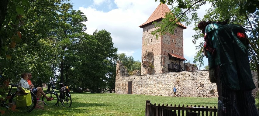 Zamek Chudów to XVI-wieczna siedziba szlachecka, położona w...