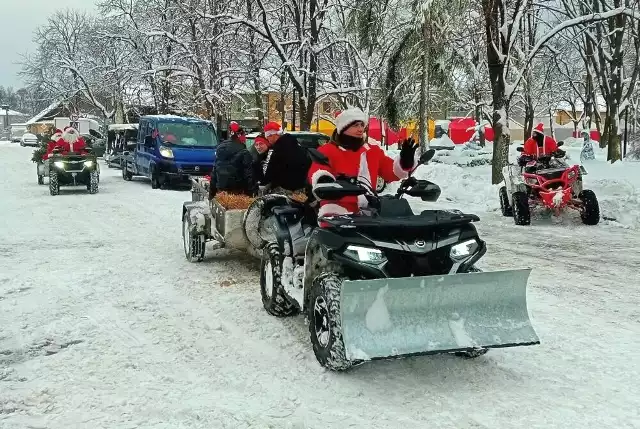 MotoMikołaje wjeżdżają do rynku w Rudniku nad Sanem