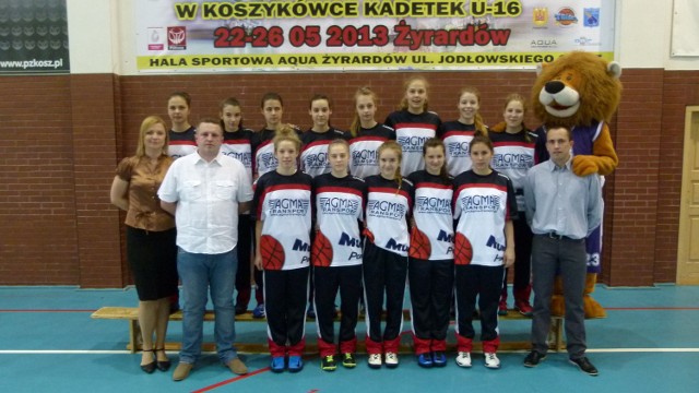 Kadetki MUKS Poznań zostały wzorcowo poprowadzone w finale turnieju przez 29-letniego trenera Krzysztofa Dobrowolskiego (z prawej)